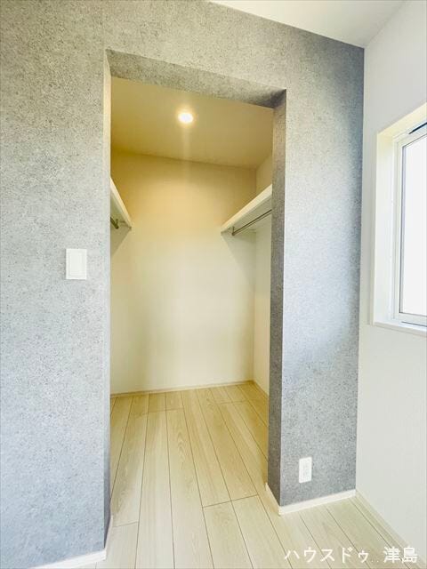 7帖洋室ウォークインクローゼット。枕棚+ハンガーパイプ付き。左右で空間を分けており、用途別に収納可能。