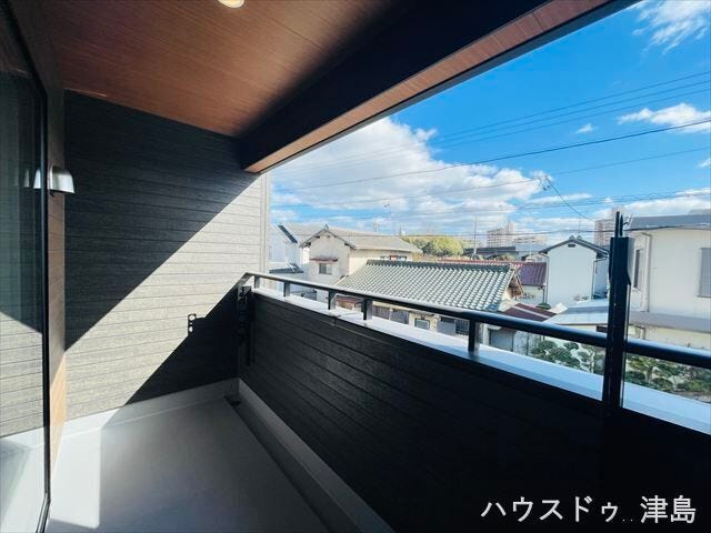 急な雨でも洗濯物が安心のインナーバルコニー。日々忙しくしている共働き世帯や子育て世帯にうれしいです。