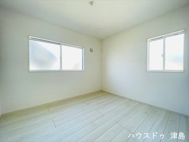 北東に位置する5.2帖洋室。北側ですが2面採光で比較的明るさも確保されています。