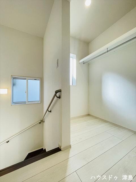 2階ウォークインクローゼット。窓があるので、通気良好です。成長と共に荷物が増えても安心の広さです。