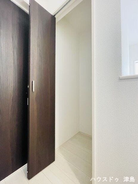 2階廊下収納。家族共有グッズなどの収納に活用できそうです。