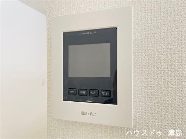 モニター付きインターホン。来訪者の顔が確認でき、室内にいながら安心して応対でき、防犯性を高めます。