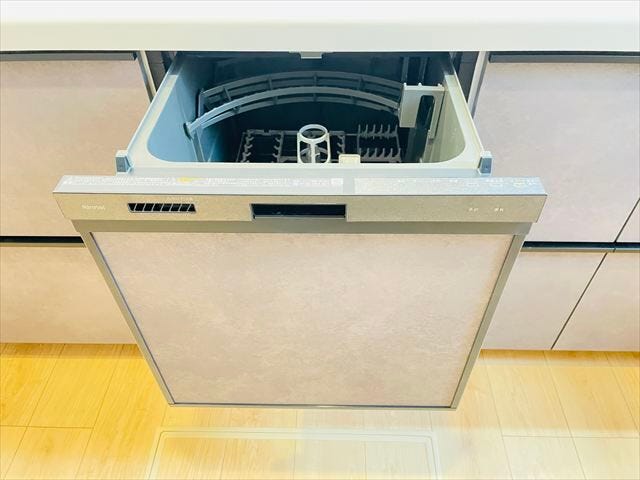 ビルトインタイプの食器洗い乾燥機はカウンター上はいつもすっきり。水道代・時間の節約ができ、衛生的。