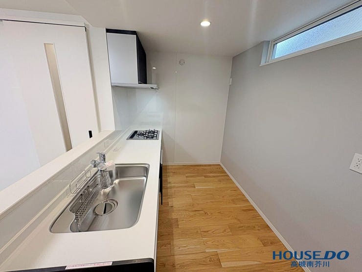 冷蔵庫、キッチンカウンターなど収納スペースもたっぷり。