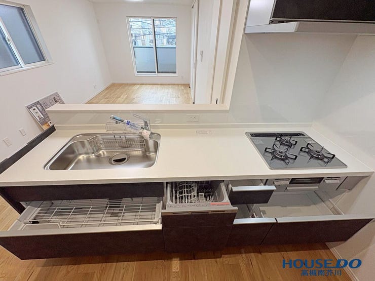 キッチンには食器洗い乾燥機、収納完備。
食洗器があると家族との時間が多く取れますね。