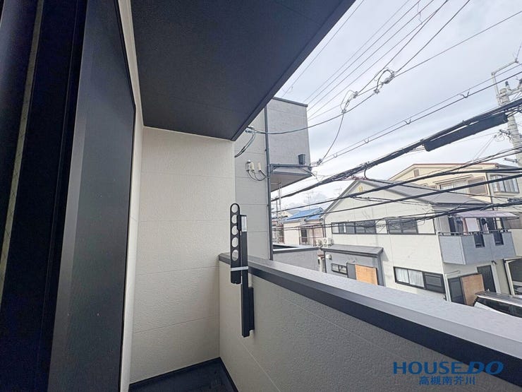 幅の広いバルコニー。
3階部分の屋根がございます。
突然の雨も安心。