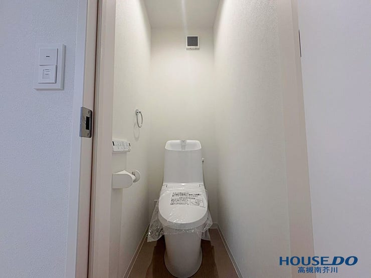 2階トイレ。
温水洗浄便座完備です。