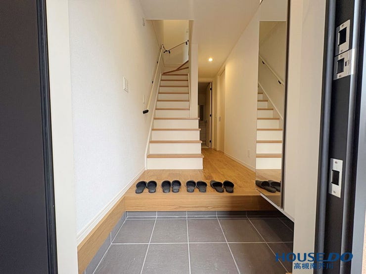 玄関からお部屋の中が見えないのがプライバシー保護の点からいいですね。