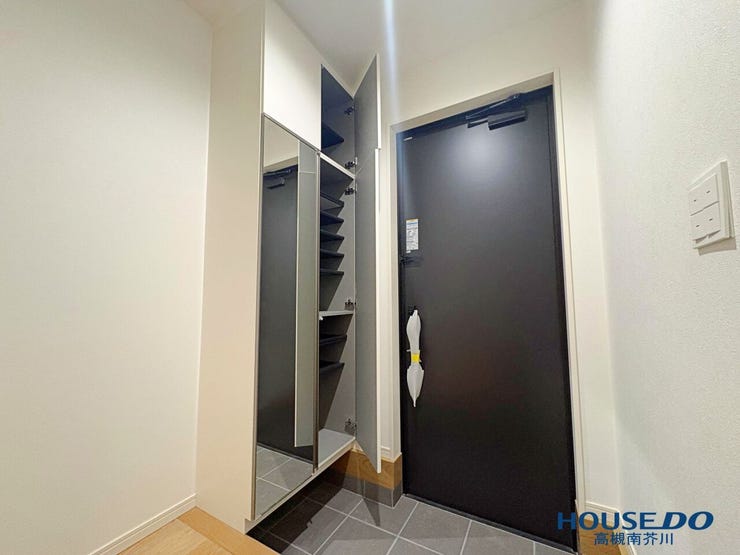 沢山の靴を収納できる玄関。
お出かけ前の全身姿見鏡も助かります。