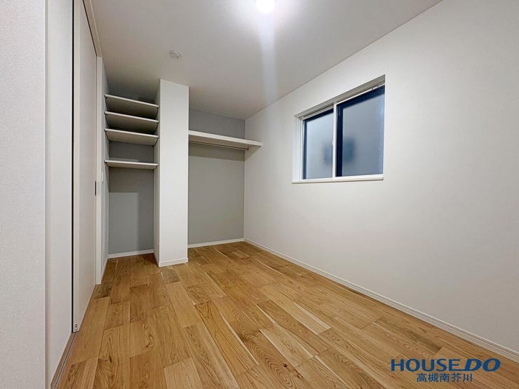 1階納戸。
オープンクローゼットと棚可動式の収納がございます。