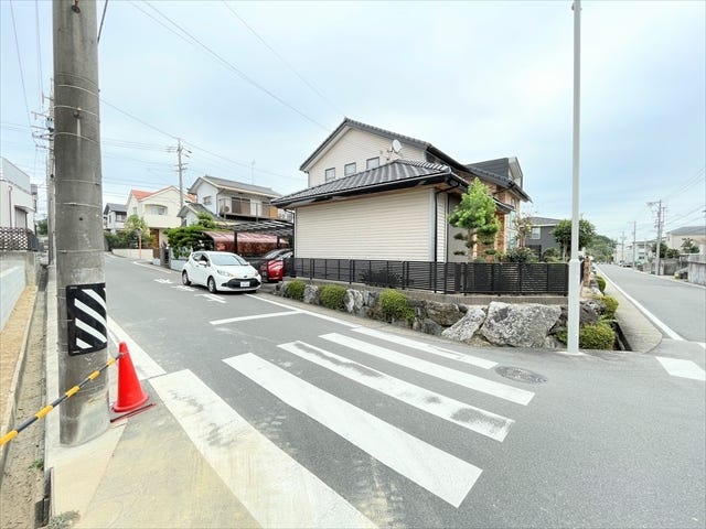 幅員約6.4mの前面道路です。車が余裕を持ってすれ違うことが出来る道幅です。車の出し入れも余裕を持って行うことが出来ます。