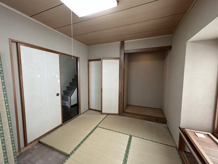 【リフォーム中】1階和室。
畳は表替え、壁・天井はクロス貼替します