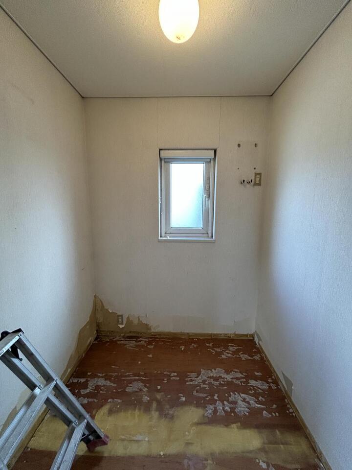 【リフォーム中】2階納戸。
床はフローリング張り、壁・天井はクロス貼替します