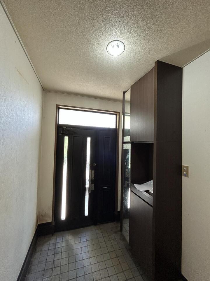 【リフォーム中】玄関内部。
新しくシューズボックスを設置