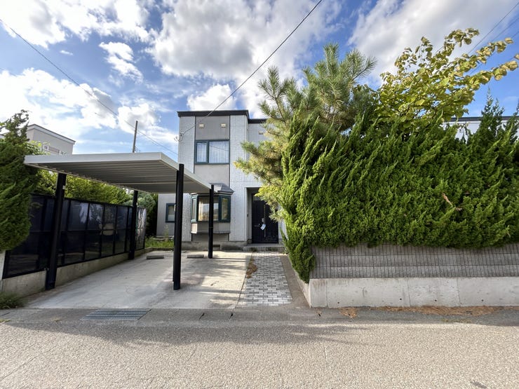 【リフォーム中】塀や木を撤去し駐車スペースを拡張。
カーポート1台+青空2台の計3台駐車可能となります