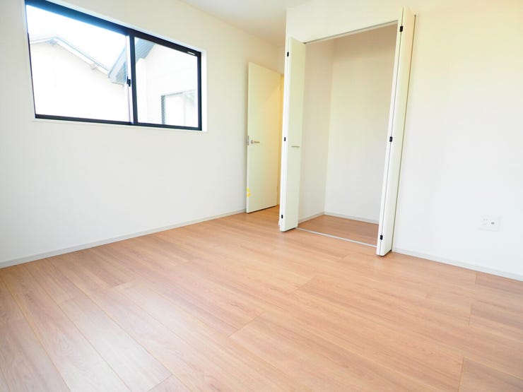 穏やかな光が差し込む室内には、穏やかな時間が流れます。休日には、落ち着いた空間で自分の趣味を楽しむのはいかがですか。