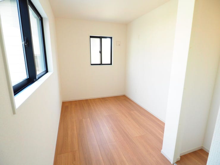 2面採光の洋室で優しい自然光の差し込む明るい室内です。