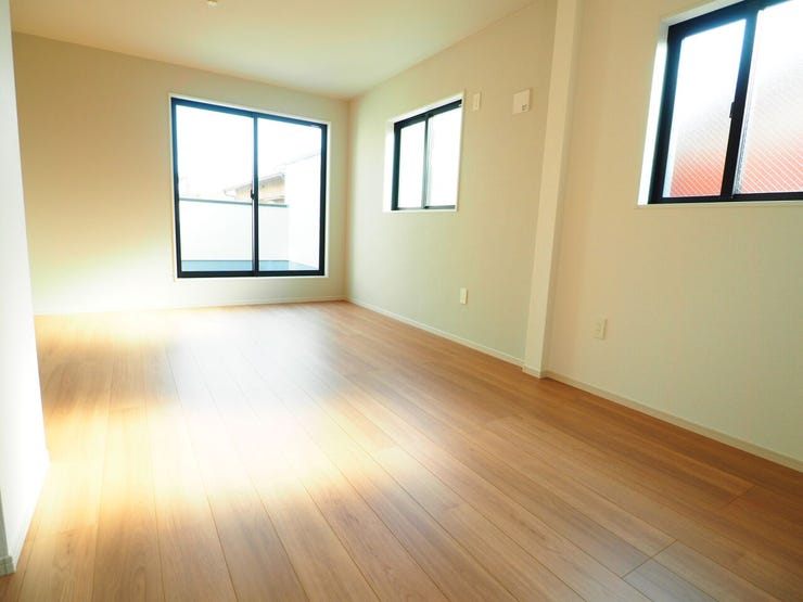 お子様が幼いうちは一部屋として広々と、将来的には二部屋に分けて使える洋室があります。