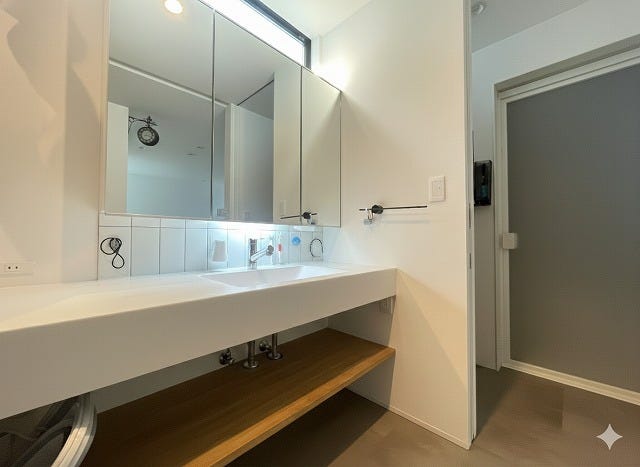 【Washroom】
大きな鏡の付いた、広いランドリースペースは、朝の忙しい時間帯もご家族一緒に支度ができます♪家事動線も考えられた設計です^^