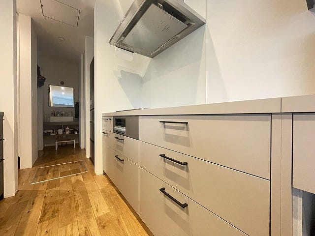 【kitchen】
スペースに余裕があり、収納スペースも豊富なキッチン♪ご家族と会話しながらお料理ができる造りです!