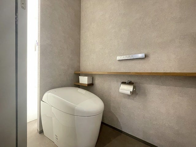 【restroom】
お手入れのしやすいタンクレストイレ♪落ち着きのあるデザインがお洒落ですね^^