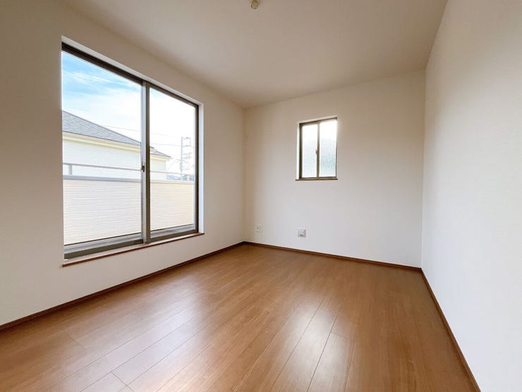 日当り良好の洋室!
明るい空間となっております。