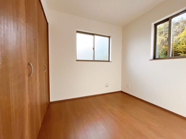 大きな窓から朝日が差し込み、目覚めのよい1日が迎えられそうです◎