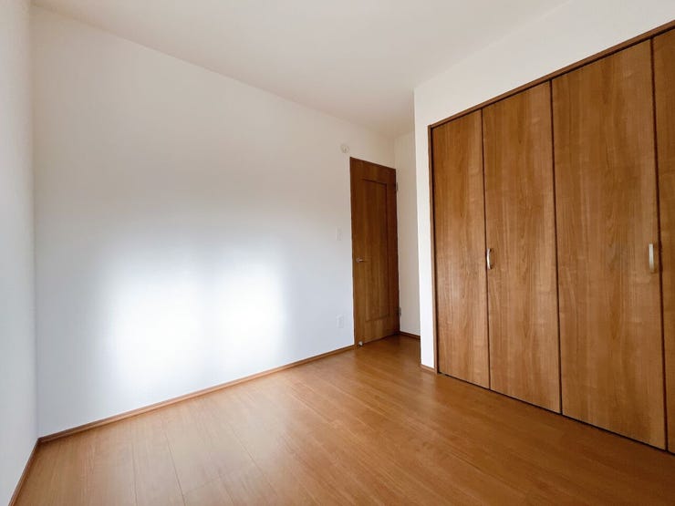 窓から風を感じられる快適なお部屋です。