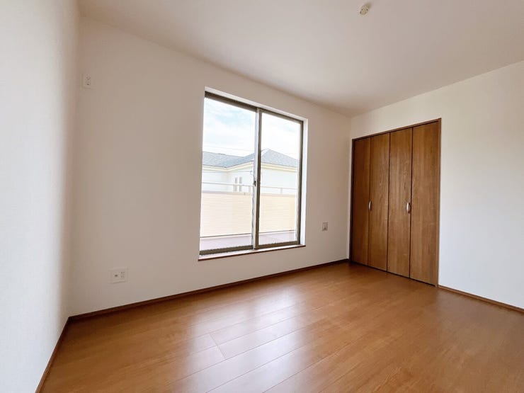 どんな家具にもフィットする床材カラーのお部屋です。