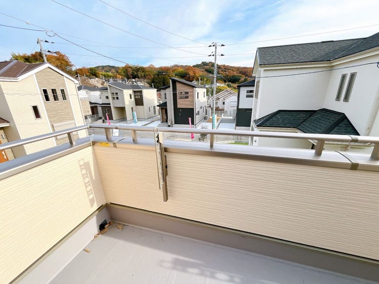 バルコニーは日当たり良好で、洗濯物もよく乾きます◎