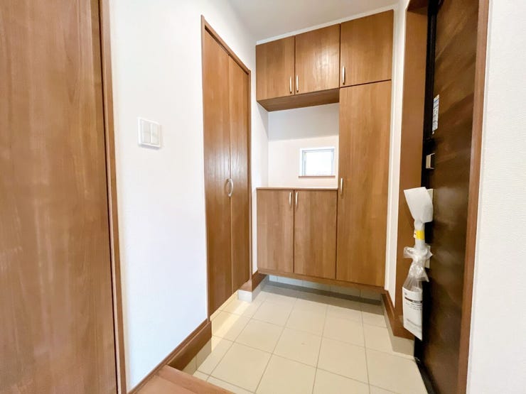 光が差す明るい玄関です。