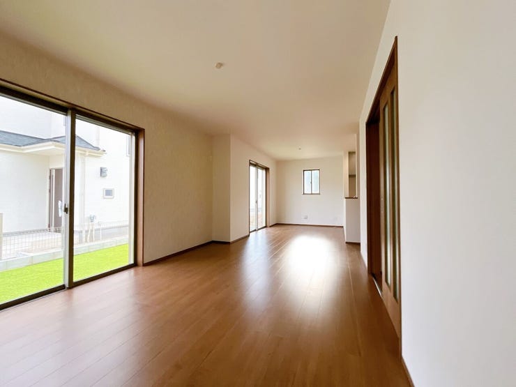 開口部に広い窓があり、採光・通風ともに多く取り込めます。