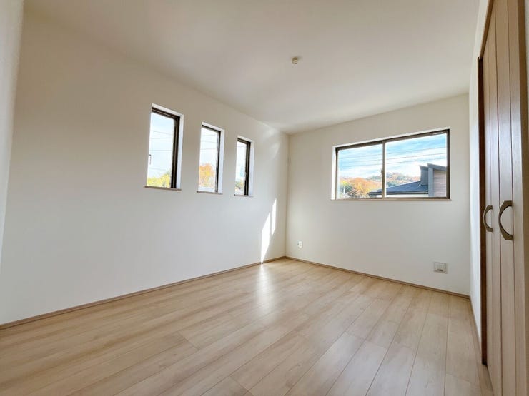 日当り良好の洋室!
明るい空間となっております。