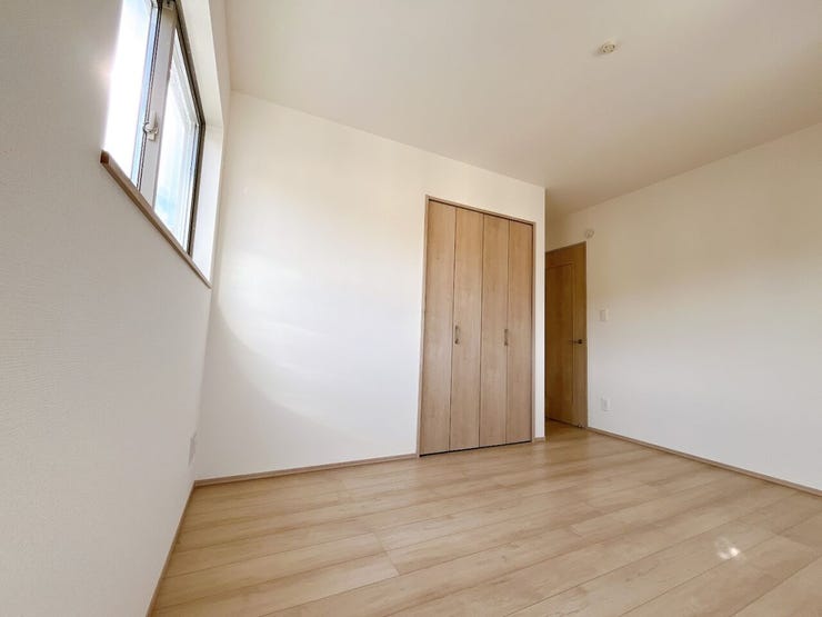 大きな窓から朝日が差し込み、目覚めのよい1日が迎えられそうです◎