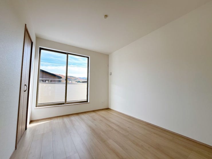 窓から風を感じられる快適なお部屋です。