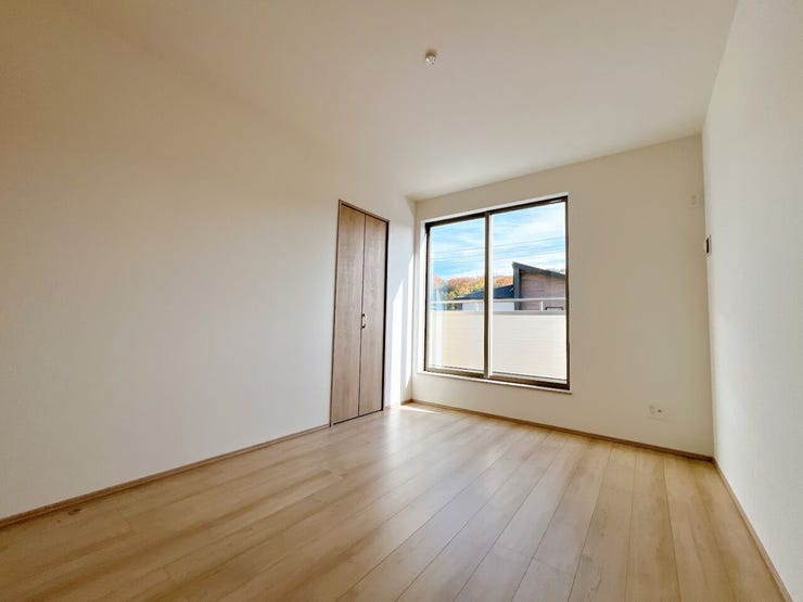 窓から日が差す明るいお部屋です。