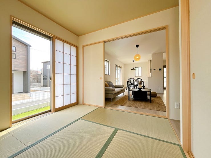 リビング横の和室スペースは休憩したり、お子様の安全な遊びスペースとしても使えます◎