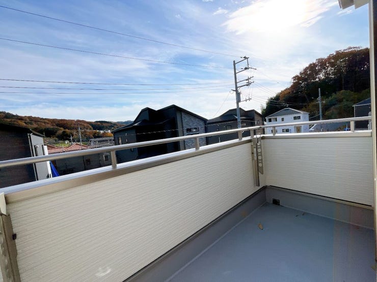 バルコニーは日当たり良好で、洗濯物もよく乾きます◎