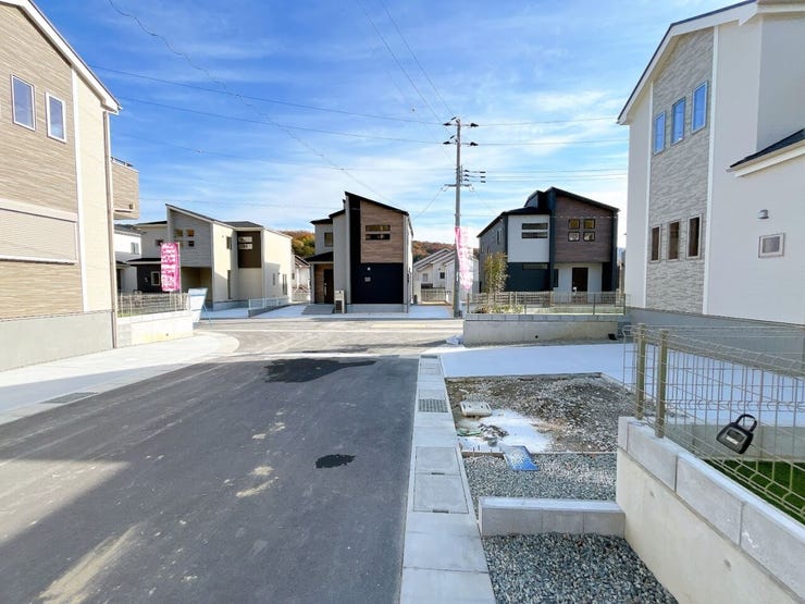 あたたかな陽が差し込む日当り良好の立地です。