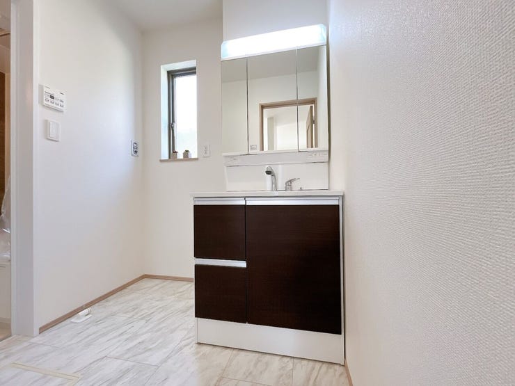 洗面所にも窓があり、明るい空間となっております。