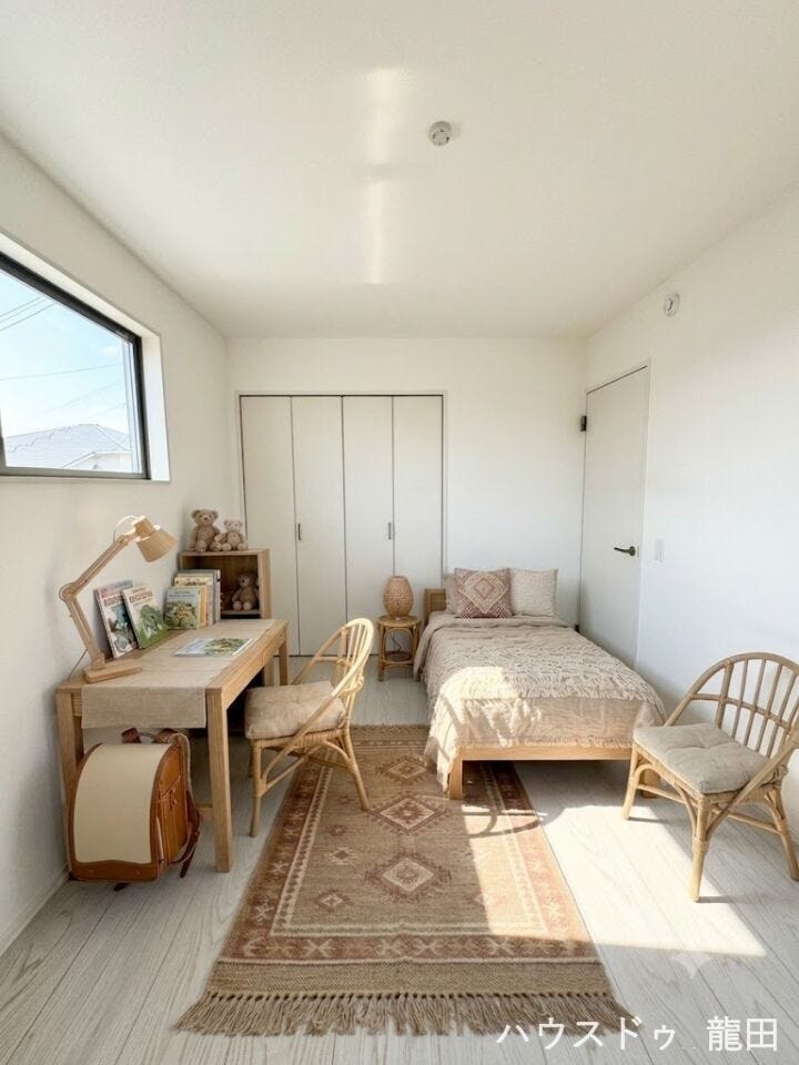 ■□■洋室■□■
大きな窓から光がたっぷり届く明るい空間。ベッドや机を置いてもゆとりがあり、お洒落にレイアウトできます。
※家具を入れたイメージ写真です