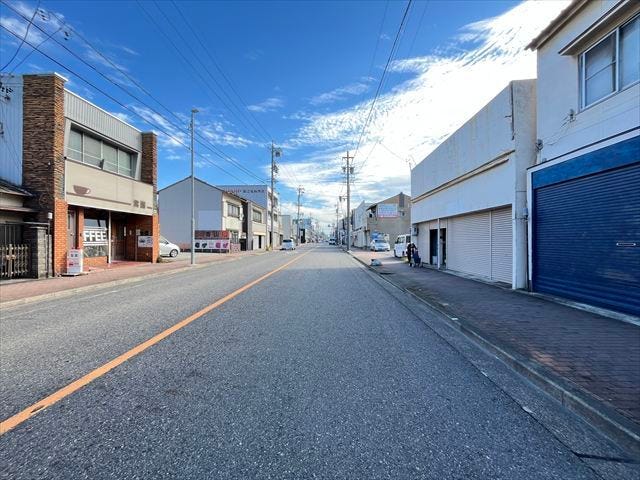 幅員約14.5mの北側前面道路です。片側一車線の広い道路に面しています。
(2025年10月23日撮影)