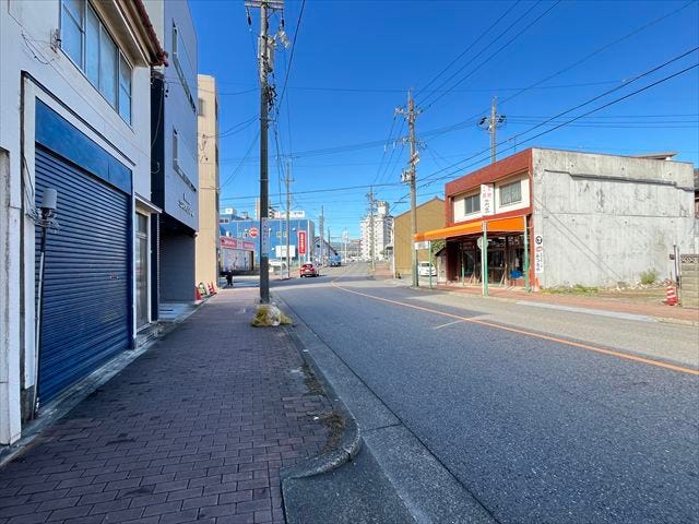 歩道があるのでお子様の通学も安心ですね。
(2025年10月23日撮影)