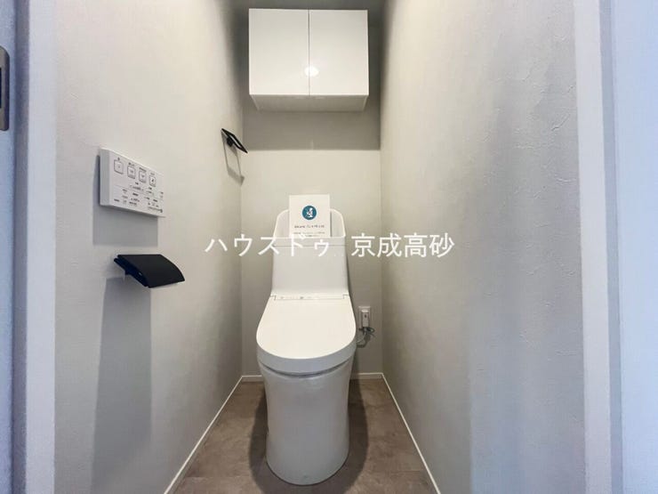 お掃除しやすい素材と機能にこだわったトイレはいつまでもキレイが続きます。少ない水量で洗浄できる、環境にもお財布にもやさしいエコなトイレです。