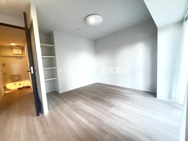 【外観】
家具を置いても十分なスペースのある広々リビングでゆったりお過ごしください。明るいリビングは家族の笑顔の源です。家族との時間をゆったりと過ごせる空間になっています。