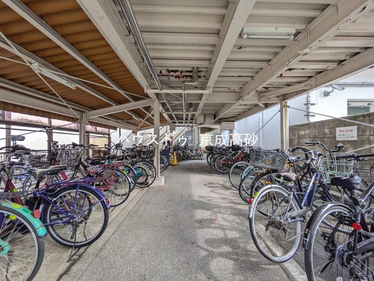 きちんと整備された駐輪場。住む方の心遣いが感じられます。空き状況は、お気軽にお問合せください。