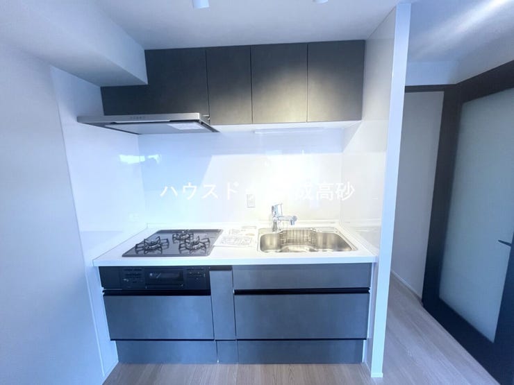 壁付け式で収納スペースを確保でき、作業スペースが広く、複数人でお料理が楽しめますね。