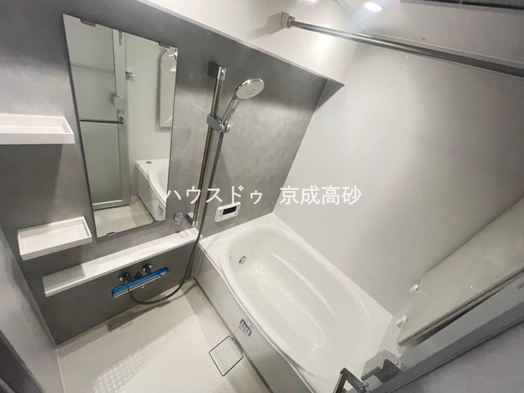 広い浴槽で足を伸ばせば1日の疲れも癒されます。落ち着いた雰囲気で、毎日のバスタイムが楽しみになりそうです。