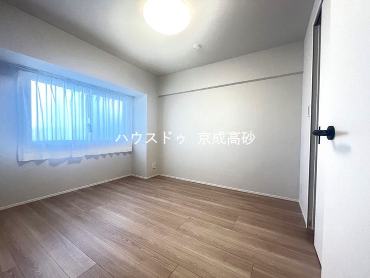 大きな窓からは快適な光を取り入れ、通気性能を上げる事で居心地の良い空間を演出してくれます。