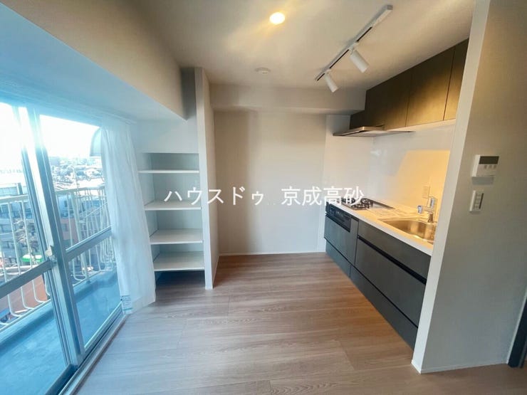 清潔感の溢れるクロスが明るい空間を創り出しているダイニング。
ここで楽しむ家族の時間が絆をより深めてくれそうです。
集いの場、憩いの場としての快適性を求めたやすらぎの空間です。